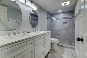 Villa, Multiple Beds, Kitchen, Garden View (2224 Heritage Villas) | Bathroom - 2224 Heritage Villas at The Sea Pines Resort (Hilton Head Island)