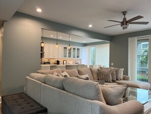 Villa, varias camas, cocina, vista al jardín (1259 Harbour Town Club) | Área de sala de estar | Televisión de pantalla plana de 42 pulgadas con canales digitales 