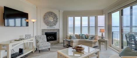 Villa, meerdere bedden, keuken (1919 South Beach Club) | Woonruimte | Een 42-inch flatscreentelevisie met digitale zenders