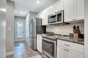 Villa, plusieurs lits, cuisine, vue jardin (2236 Heritage Villas) | Cuisine privée | Cafetière/bouilloire, tables à manger