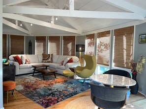 Villa, 1 grand lit, cuisine (2070 Deer Island) | Coin séjour | Télévision à écran plat de 42 pouces avec chaînes numériques