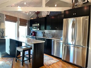 Villa, 1 grand lit, cuisine (2070 Deer Island) | Cuisine privée | Réfrigérateur, micro-ondes, four, plaque de cuisson
