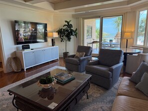 42 インチの薄型テレビ (デジタル放送視聴可)