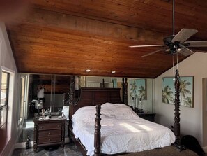 4 bedrooms, desk, free WiFi, bed sheets - Luxury 5-Bedroom Waterfront Oasis w/ Pool, Dock & Views (Tampa)