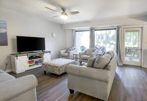 Living area - 1405 South Beach Villas at The Sea Pines Resort (Hilton Head Island)