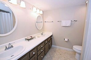 Villa, Mehrere Betten, Küche (1892 Beachside Tennis) | Badezimmer