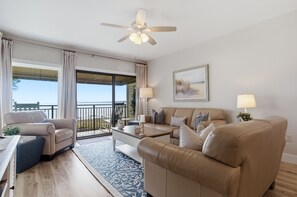 Villa - flere senge - køkken (1835 Beachside Tennis) | Opholdsområde | 42-tommers fladskærms-tv med digitale kanaler