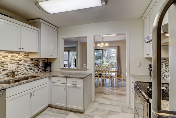 Huvila, useita sänkyjä, keittiö, näköala puutarhaan (2208 Heritage Villas) | Yksityinen keittiö | Kahvin-/teenkeitin, ruokailupöytä