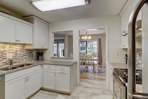 Villa, plusieurs lits, cuisine, vue jardin (2208 Heritage Villas) | Cuisine privée | Cafetière/bouilloire, tables à manger