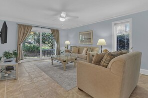 Villa - flere senge - køkken - udsigt til golfbane (2226 Heritage Villas) | Opholdsområde | 42-tommers fladskærms-tv med digitale kanaler