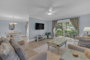 Villa - flere senge - køkken - udsigt til golfbane (2226 Heritage Villas) | Opholdsområde | 42-tommers fladskærms-tv med digitale kanaler