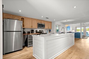 Villa, plusieurs lits, cuisine (1619 Port Villas) | Cuisine privée | Cafetière/bouilloire, tables à manger