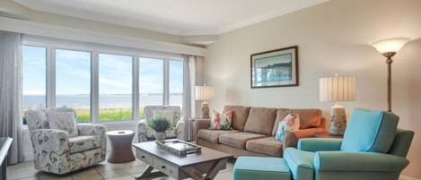 Villa - flere senge - køkken (1829 Beachside Tennis) | Opholdsområde | 42-tommers fladskærms-tv med digitale kanaler