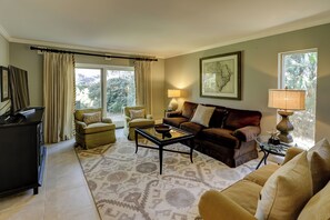 Vila, várias camas, cozinha, vista para o jardim (2207 Heritage Villas) | Área de estar | TV 42 polegadas com canais digitais