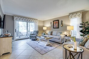 Villa, Multiple Beds, Kitchen, Golf View (2220 Heritage Villas) | Living area | 42-inch flat-screen TV with digital channels - 2220 Heritage Villas at The Sea Pines Resort (Hilton Head Island)