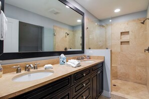 Villa, varias camas, cocina, vista al campo de golf (2220 Heritage Villas) | Baño | Toallas 