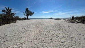 On the beach - Gulf-Front 3BR Sanibel Condo with Stunning Views! (Sanibel)