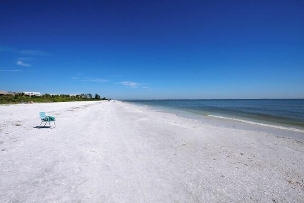 På stranden
