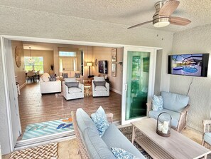 Smart TV, fireplace, video games, stereo - Gorgeous Newer 4bd/2ba Canal Home, Large Heated Pool/Hot Tub, Game Room, Pets Ok (Rotonda West)