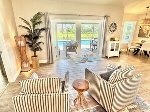 Smart TV, fireplace, video games, stereo - Gorgeous Newer 4bd/2ba Canal Home, Large Heated Pool/Hot Tub, Game Room, Pets Ok (Rotonda West)