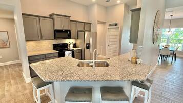 Geladeira, micro-ondas, fogão, cooktop