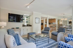 Villa, varias camas, cocina (2449 Inland Harbour) | Área de sala de estar | Televisión de pantalla plana de 42 pulgadas con canales digitales 