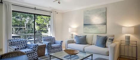 別墅, 多張床, 廚房 (2449 Inland Harbour) | 起居區 | 42-吋平面電視,提供數位頻道