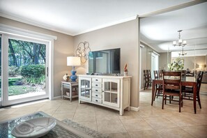 Villa - flere senge - køkken - udsigt til golfbane (2279 Heritage Villas) | Opholdsområde | 42-tommers fladskærms-tv med digitale kanaler