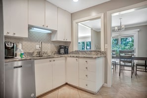 Villa, plusieurs lits, cuisine, vue golf (2279 Heritage Villas) | Cuisine privée | Cafetière/bouilloire, tables à manger