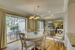 Villa - flere senge - køkken - udsigt til have (2289 Heritage Villas) | Spiseområde