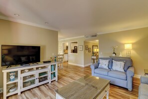 Villa, varias camas, cocina, vista al jardín (2289 Heritage Villas) | Área de sala de estar | Televisión de pantalla plana de 42 pulgadas con canales digitales 