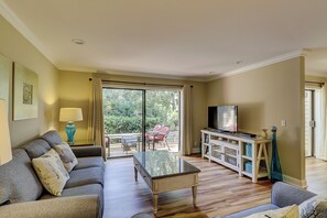 Villa, varias camas, cocina, vista al jardín (2289 Heritage Villas) | Área de sala de estar | Televisión de pantalla plana de 42 pulgadas con canales digitales 