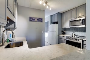 Villa, plusieurs lits, cuisine, vue jardin (2300 Heritage Villas) | Cuisine privée | Cafetière/bouilloire, tables à manger