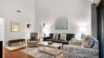 Vila, 1 Tempat Tidur King dengan tempat tidur Sofa, dapur (2352 Racquet Club) | Area keluarga | Televisi layar datar 42-inci dengan saluran TV digital