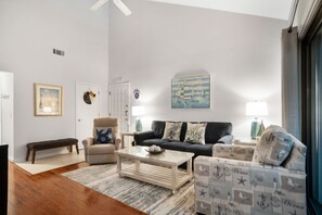 Living area - 2352 Racquet Club at The Sea Pines Resort (Hilton Head Island)