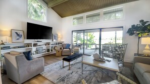 Villa, plusieurs lits, cuisine, vue golf (6960 Fairway One) | Coin séjour | Télévision à écran plat de 42 pouces avec chaînes numériques
