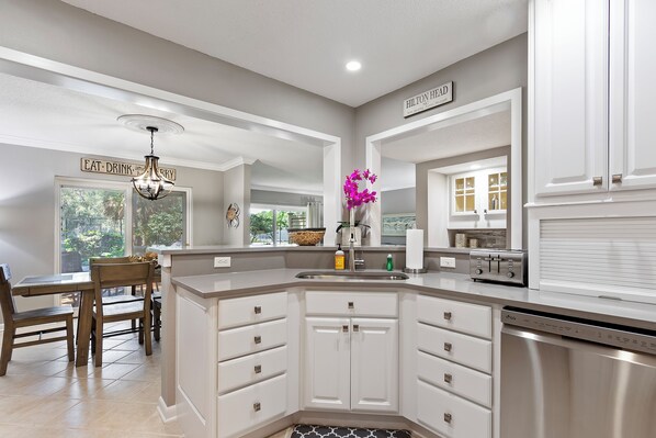 Cafetera y tetera y comedor 