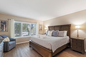 4 chambres, décor unique, ameublement unique, literie fournie