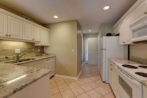 Villa, plusieurs lits, cuisine, vue jardin (2250 Heritage Villas) | Cuisine privée | Cafetière/bouilloire, tables à manger