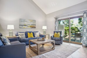 Vila, várias camas, cozinha, vista para o jardim (2302 Heritage Villas) | Área de estar | TV de tela plana 42 polegadas com canais digitais