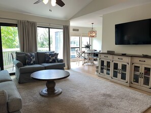 Villa, meerdere bedden, keuken (2405 Lighthouse Tennis) | Woonruimte | Een 42-inch flatscreentelevisie met digitale zenders