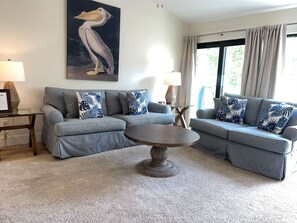 Villa, meerdere bedden, keuken (2405 Lighthouse Tennis) | Woonruimte | Een 42-inch flatscreentelevisie met digitale zenders