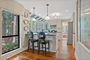 別墅, 多張床, 廚房, 花園景觀 (2618 Calibogue Club) | 私人廚房 | 咖啡機/沖茶器、餐桌