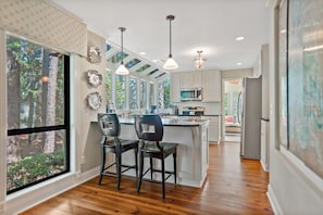 Villa, plusieurs lits, cuisine, vue jardin (2618 Calibogue Club) | Cuisine privée | Cafetière/bouilloire, tables à manger