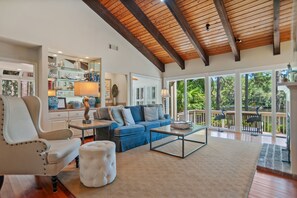 Villa, varias camas, cocina, vista al jardín (2618 Calibogue Club) | Interior