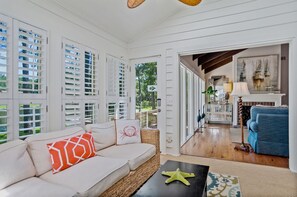 別墅, 多張床, 廚房, 花園景觀 (2618 Calibogue Club) | 起居區 | 42-吋平面電視，提供數位頻道