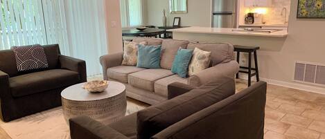 빌라, 침대(여러 개), 주방, 정원 전망 (2332 Racquet Club) | 거실 공간 | 디지털 채널 시청이 가능한 42인치 평면 TV