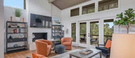 Villa, plusieurs lits, cuisine, vue golf (6966 Fairway One) | Coin séjour | Télévision à écran plat de 42 pouces avec chaînes numériques