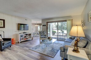 Villa, Multiple Beds, Kitchen, Golf View (2362 Racquet Club) | Living area | 42-inch flat-screen TV with digital channels - 2362 Racquet Club at The Sea Pines Resort (Hilton Head Island)