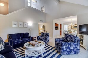Villa, varias camas, cocina, vista al jardín (2301 Heritage Villas) | Área de sala de estar | Televisión de pantalla plana de 42 pulgadas con canales digitales 